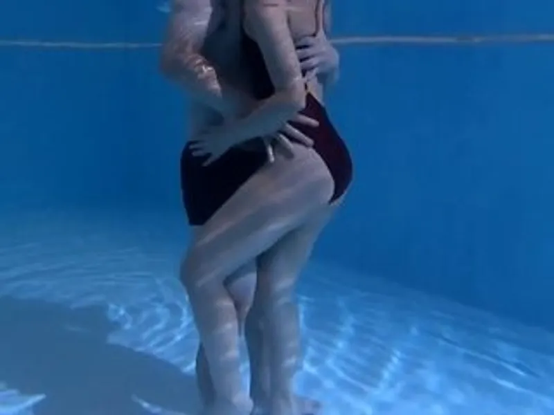 ông xã lạnh nhạt, bà xã "đi ngoài" với hlv dạy bơi