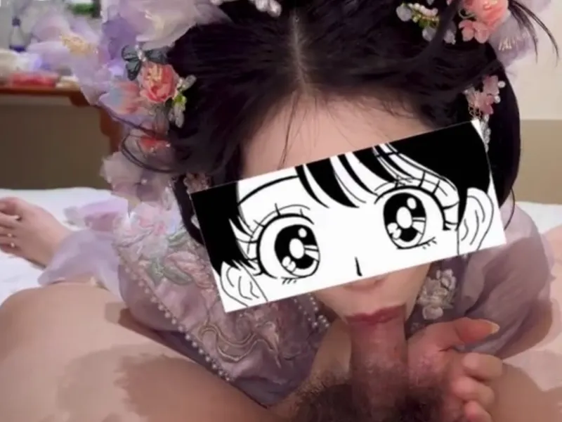 Gái xinh trong bộ đồ búp bê liếm cậu bé cực đã